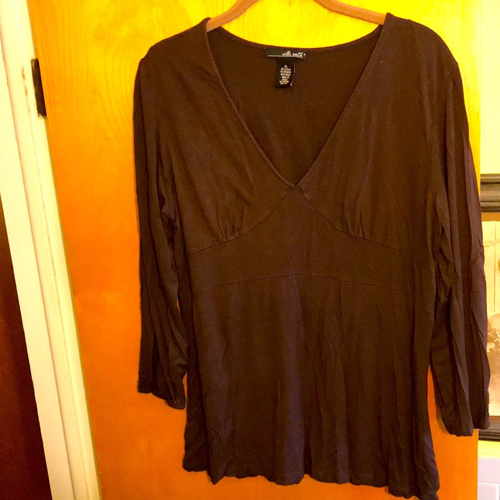 Willi Smith 3/4 length sleeve. The top is 23"long, and 19" wide from pit to pit.
